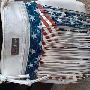 WALL FLOWER 🌼shoulder bag. White